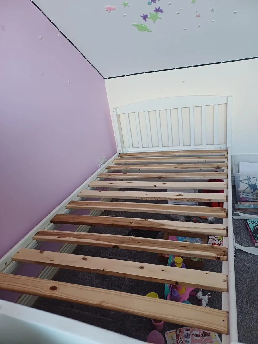 Single bed - Image 1