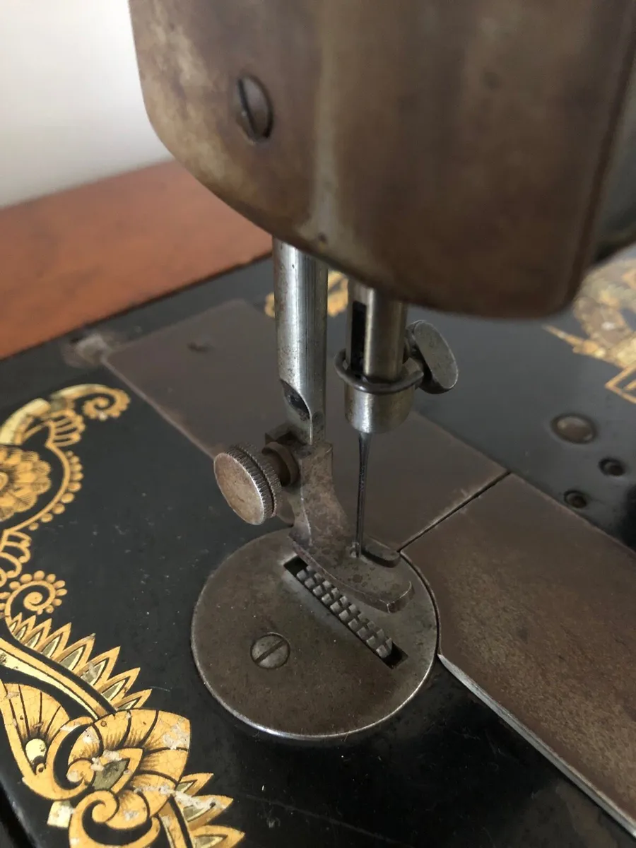 Singer Sewing Machine - Image 2