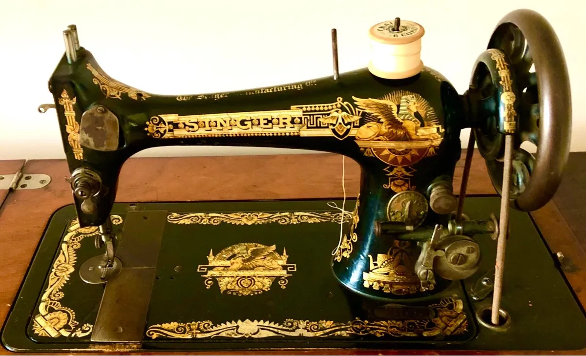 Singer Sewing Machine - Image 3