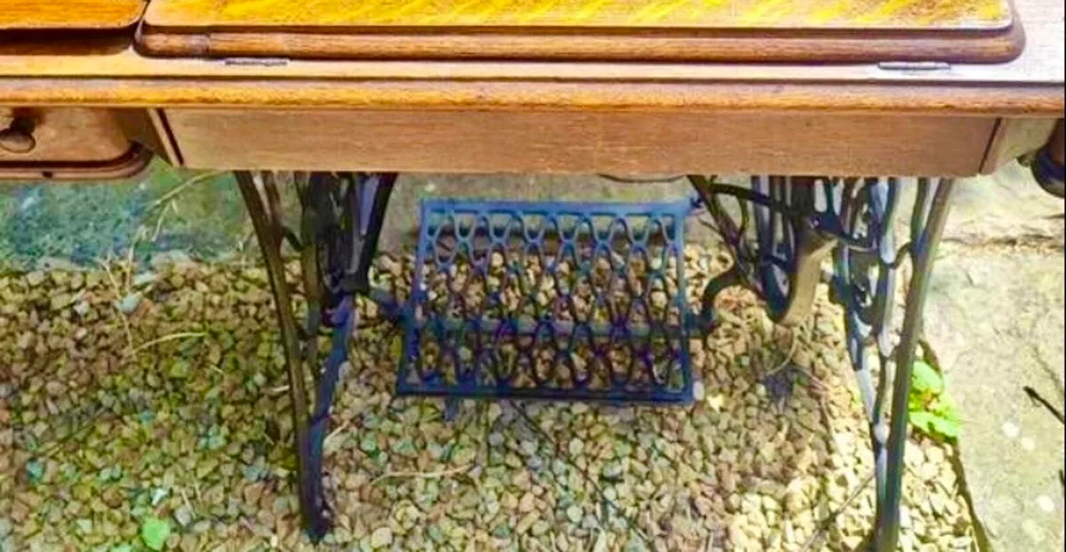 Singer Sewing Machine - Image 4