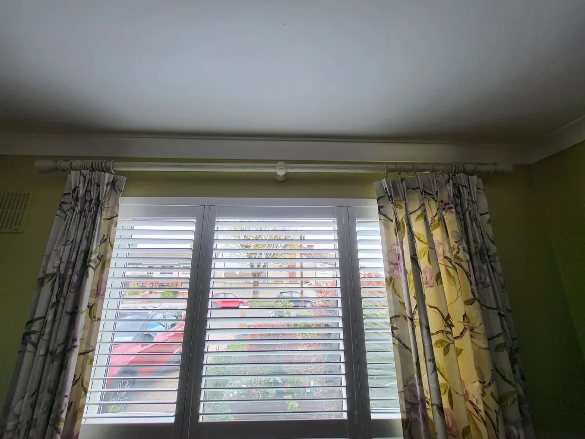 Curtains and pole free - Image 1