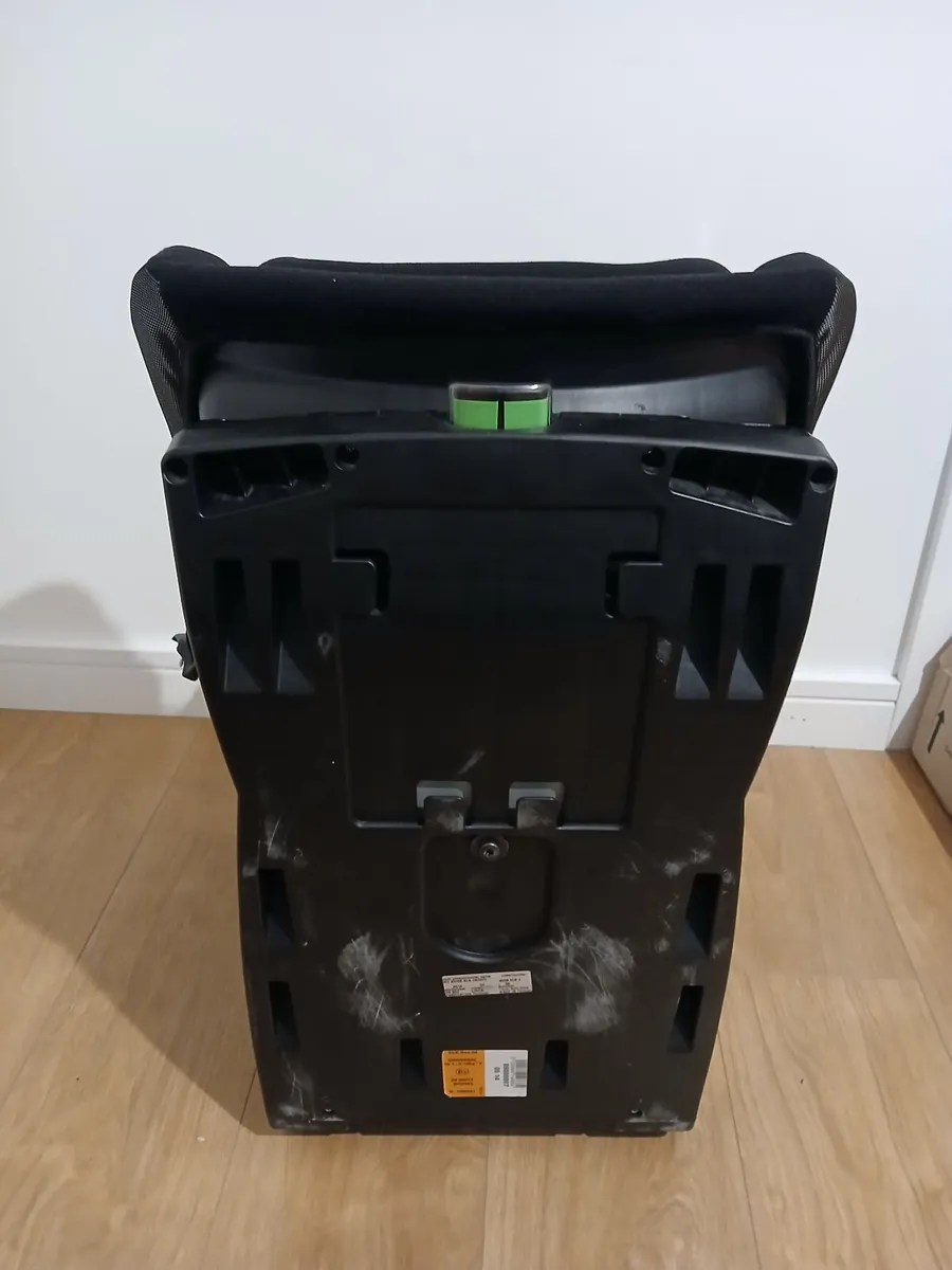 Childs Car Seats 1 swivel 2 fixed - Image 3