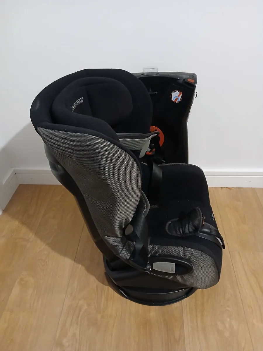 Childs Car Seats 1 swivel 2 fixed - Image 2
