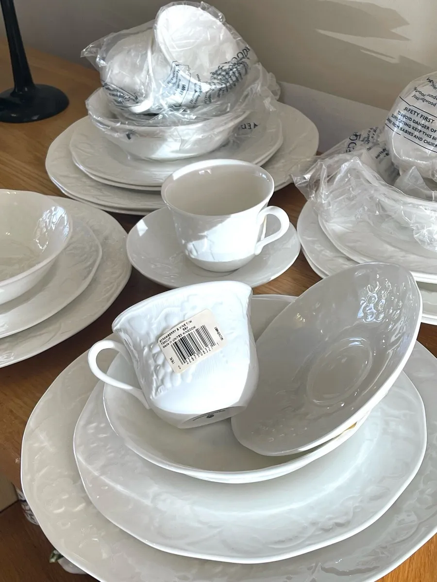 Wedgwood strawberry & vine China 6 setting - Image 1