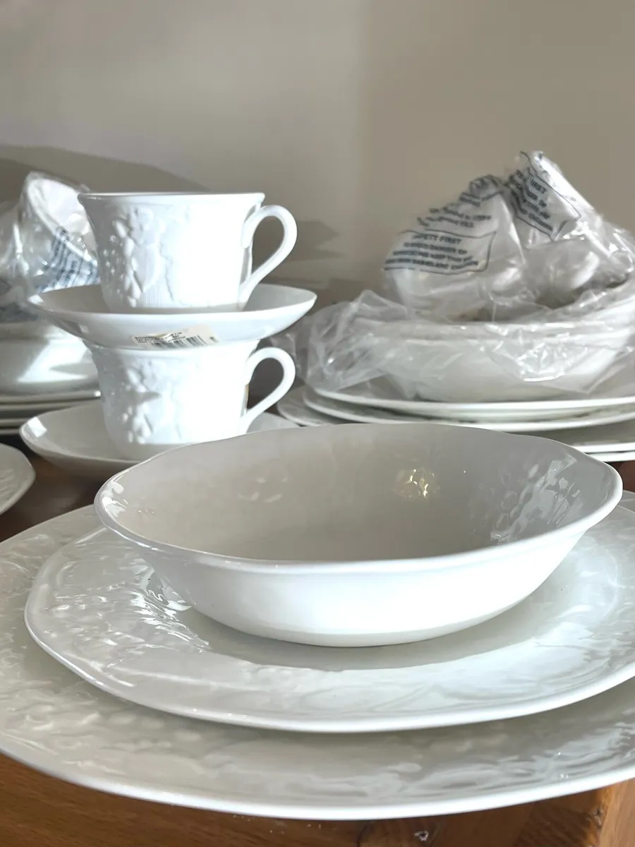 Wedgwood strawberry & vine China 6 setting - Image 2