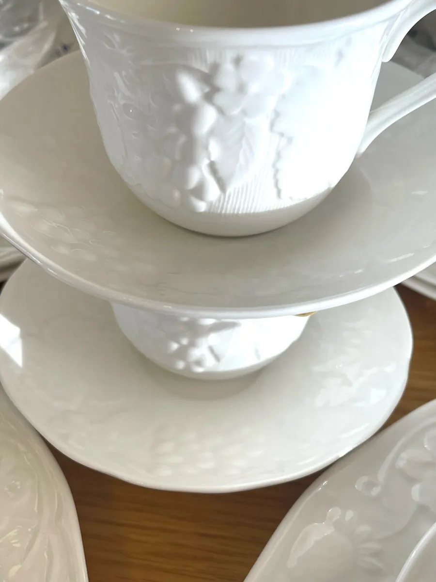 Wedgwood strawberry & vine China 6 setting - Image 3