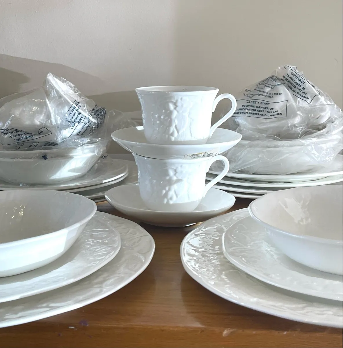 Wedgwood strawberry & vine China 6 setting - Image 4