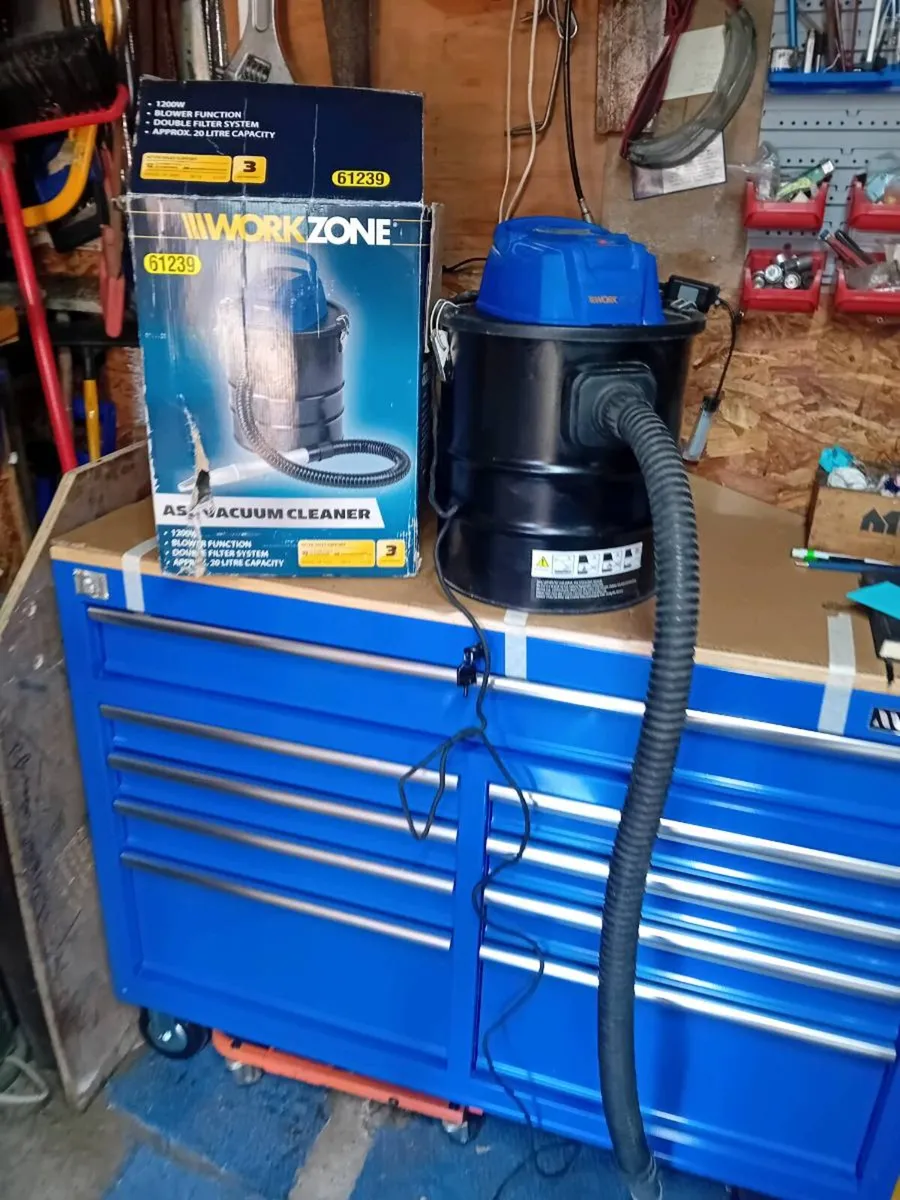 Ladder, ash hoover & freezer - Image 4