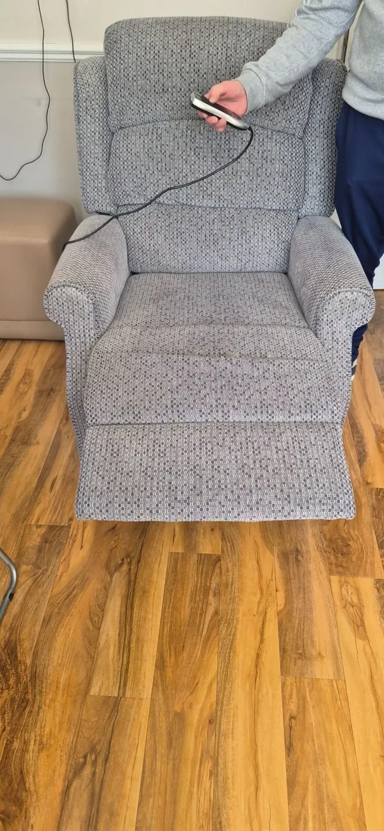 LIFT AND TILT RECLINER CHAIR LIKE NEW - Image 3