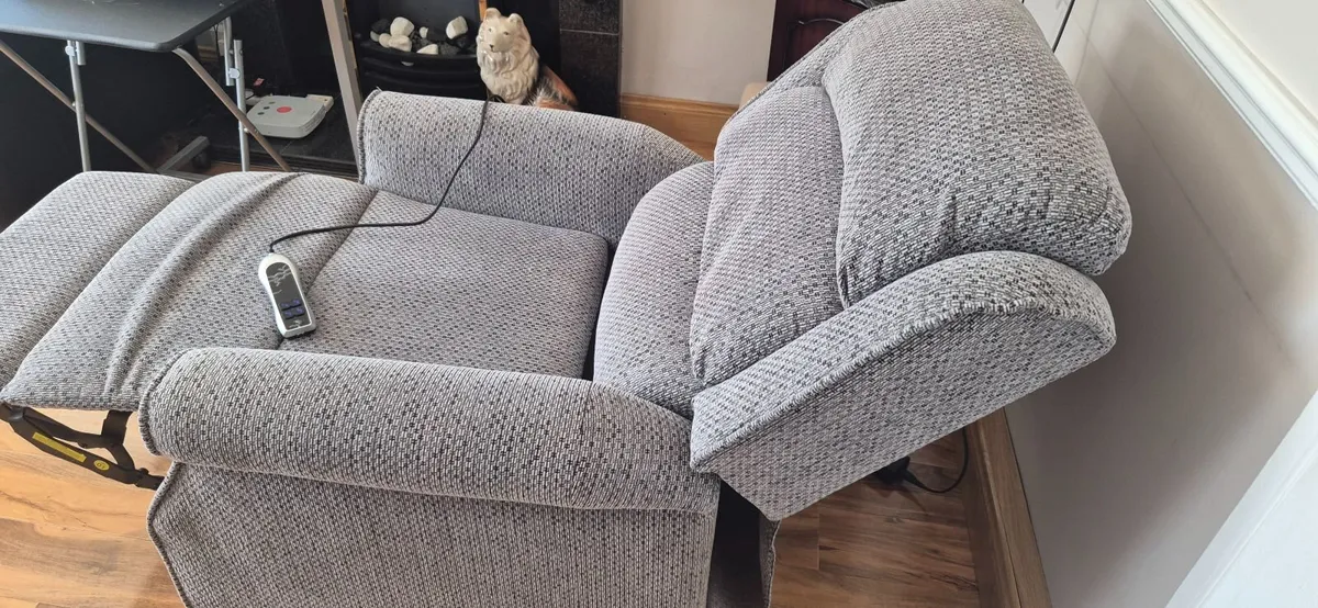 LIFT AND TILT RECLINER CHAIR LIKE NEW - Image 4