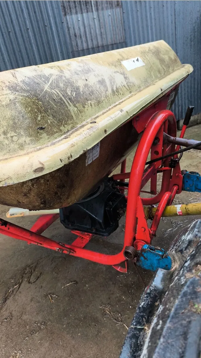 Abbey fertilizer spreader - Image 1