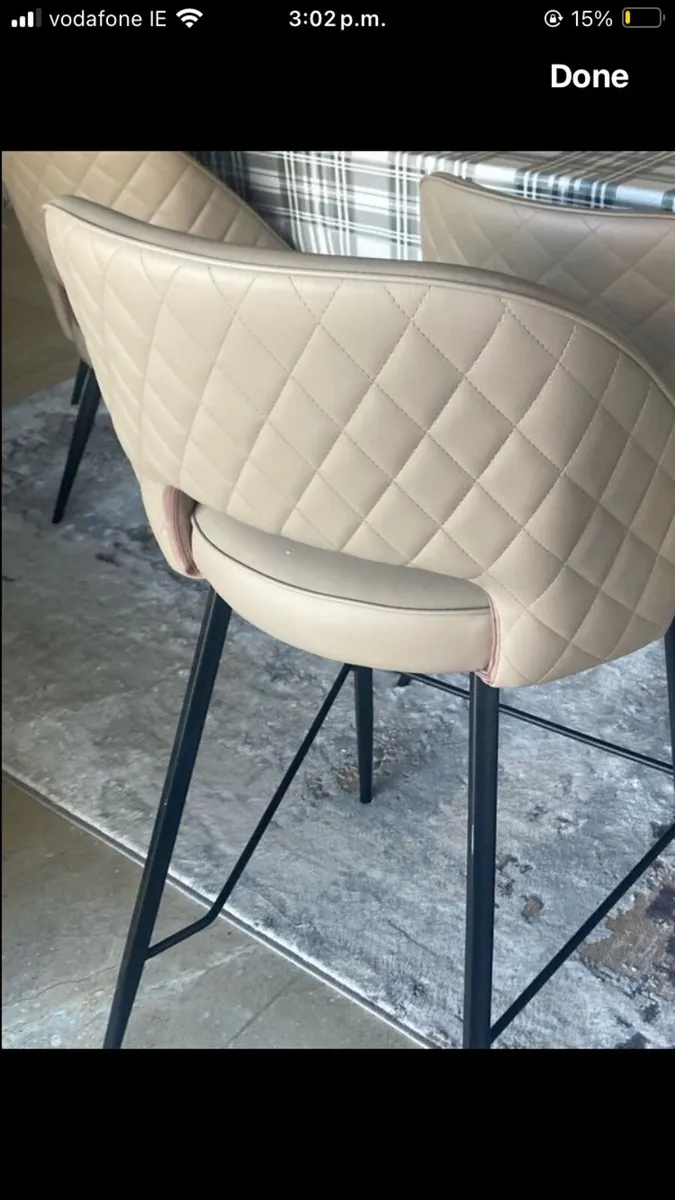 Kitchen island and stools - Image 1