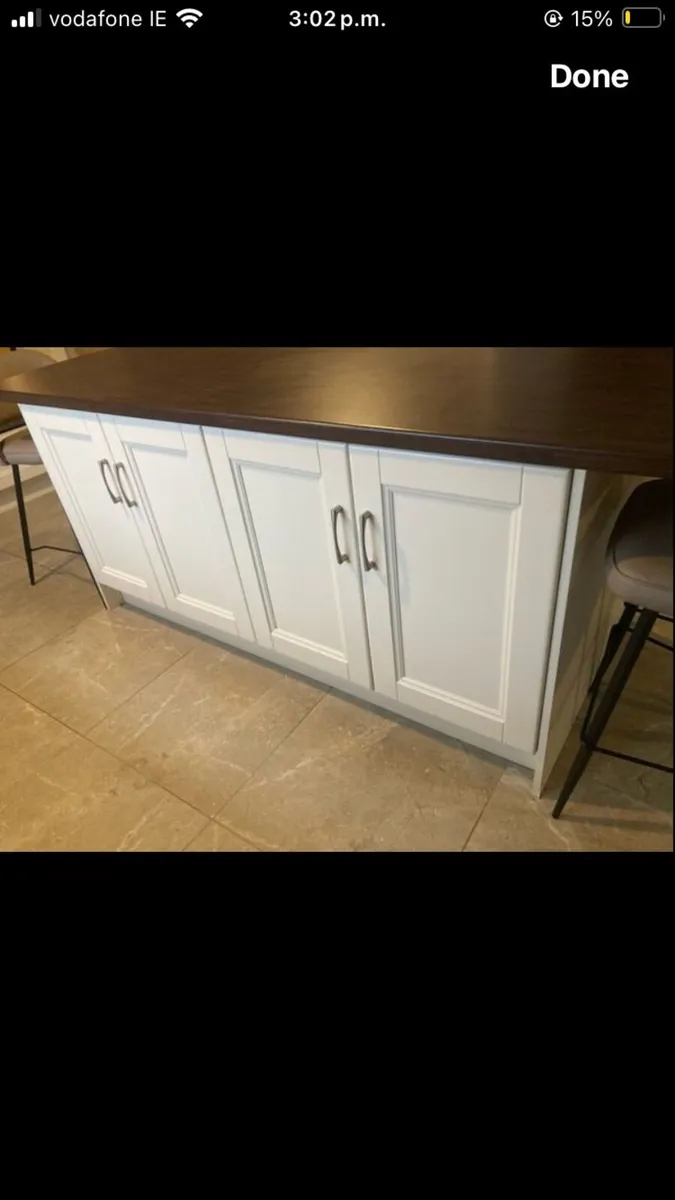 Kitchen island and stools - Image 3