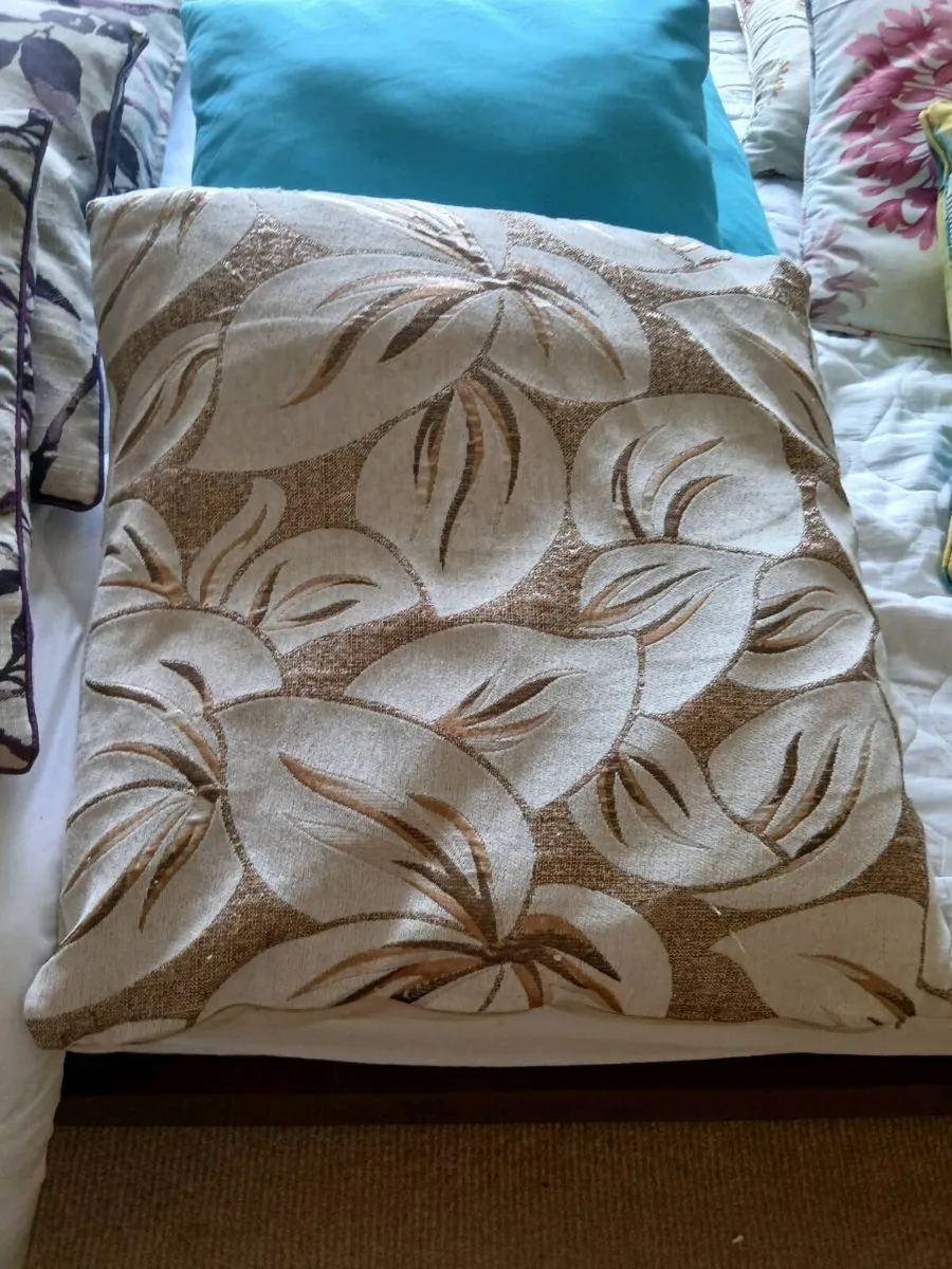 Assorted cushions - Image 3