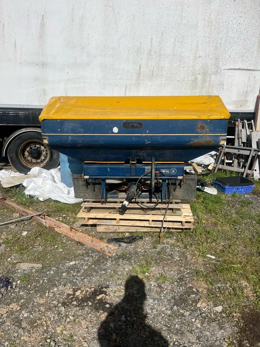 Fertiliser spreader - Image 1