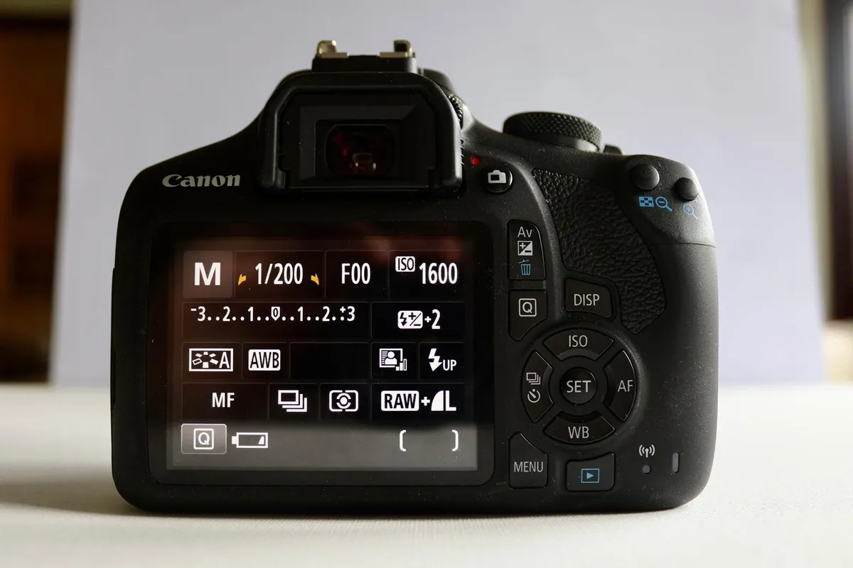 Canon EOS 2000D - Image 3
