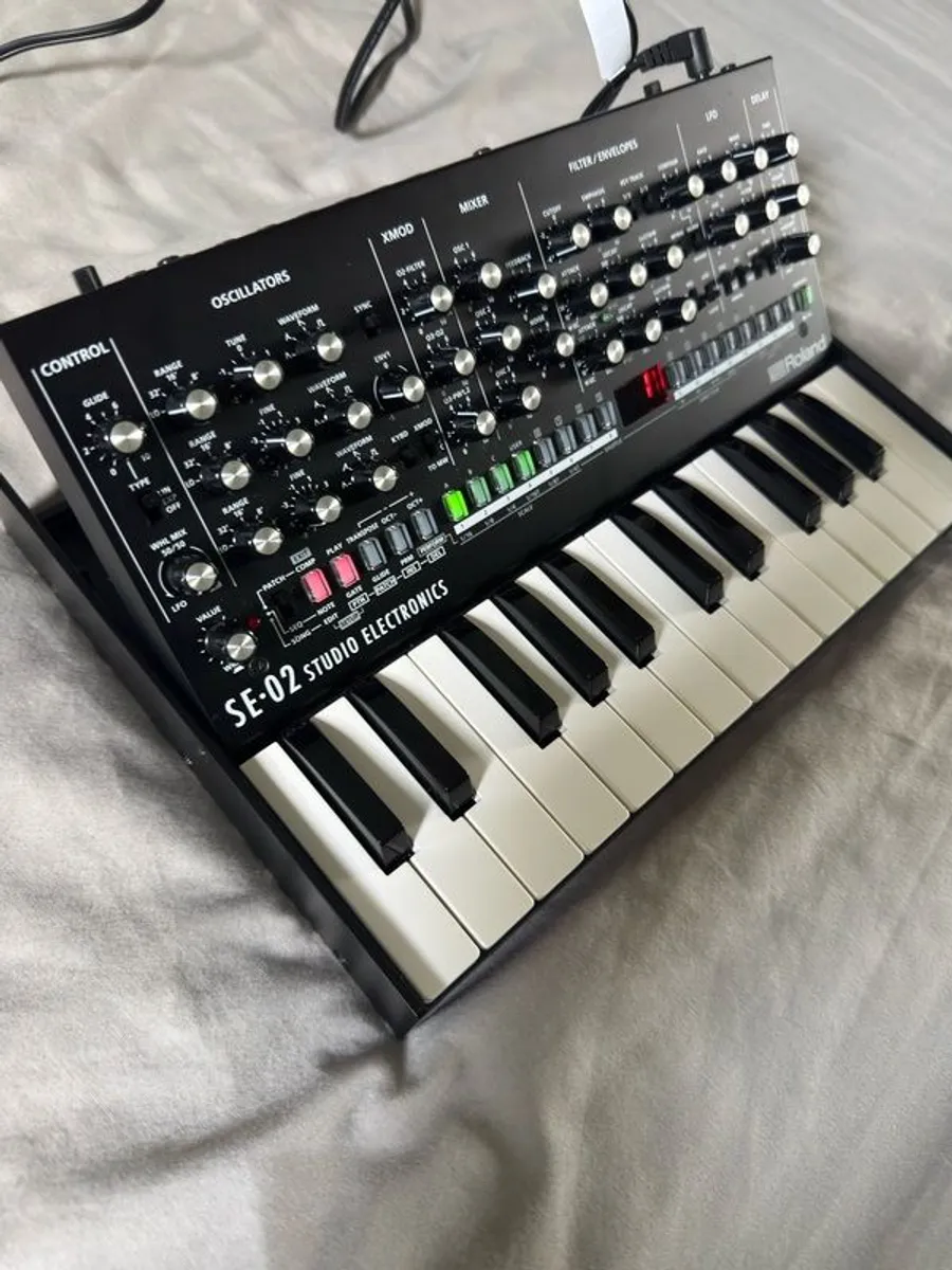 Roland SE-02 + Roland K-25m Excellent Condition Barely Used - Image 3