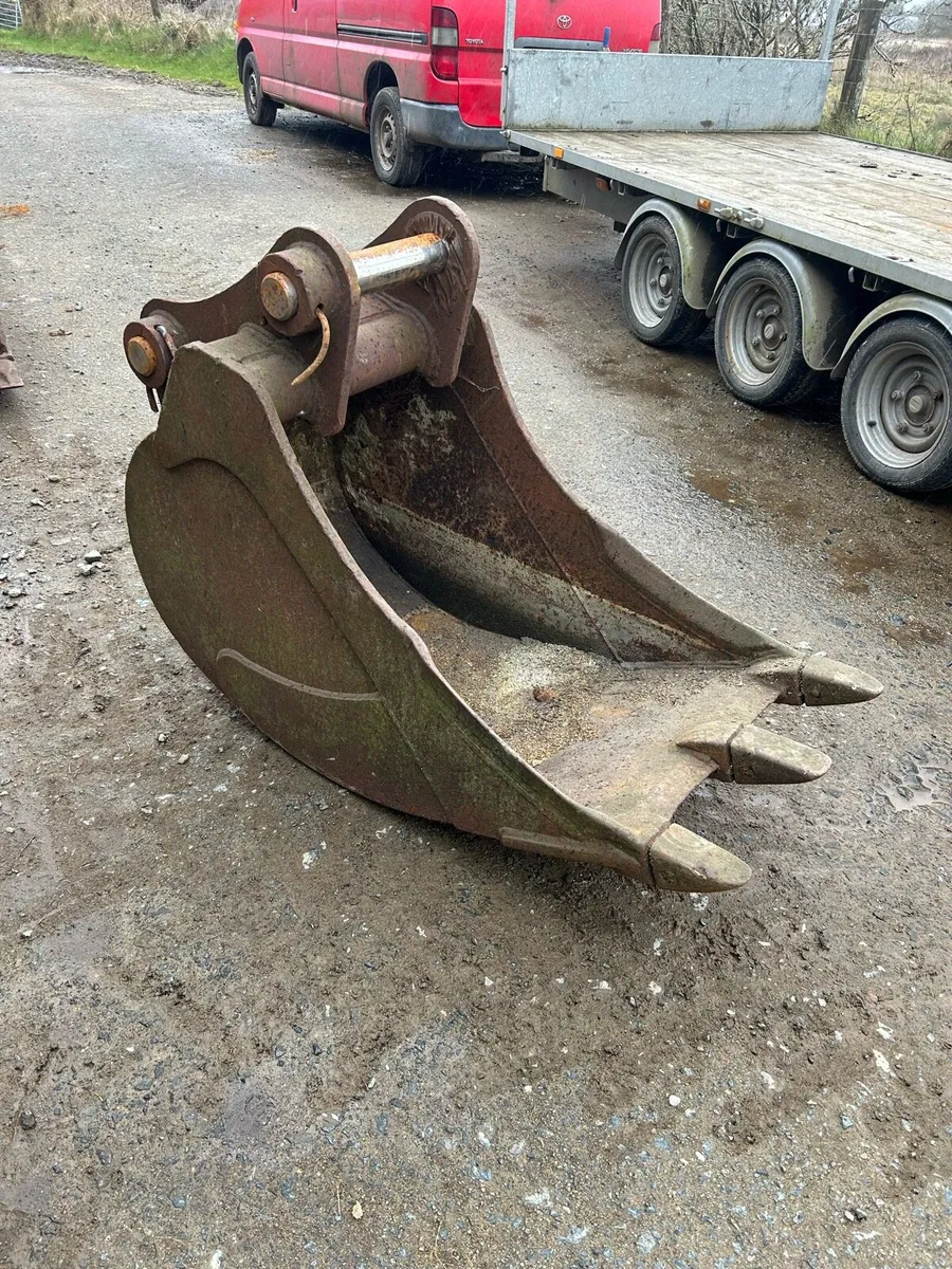 2 foot Digger bucket 13 ton 65mm pins - Image 1