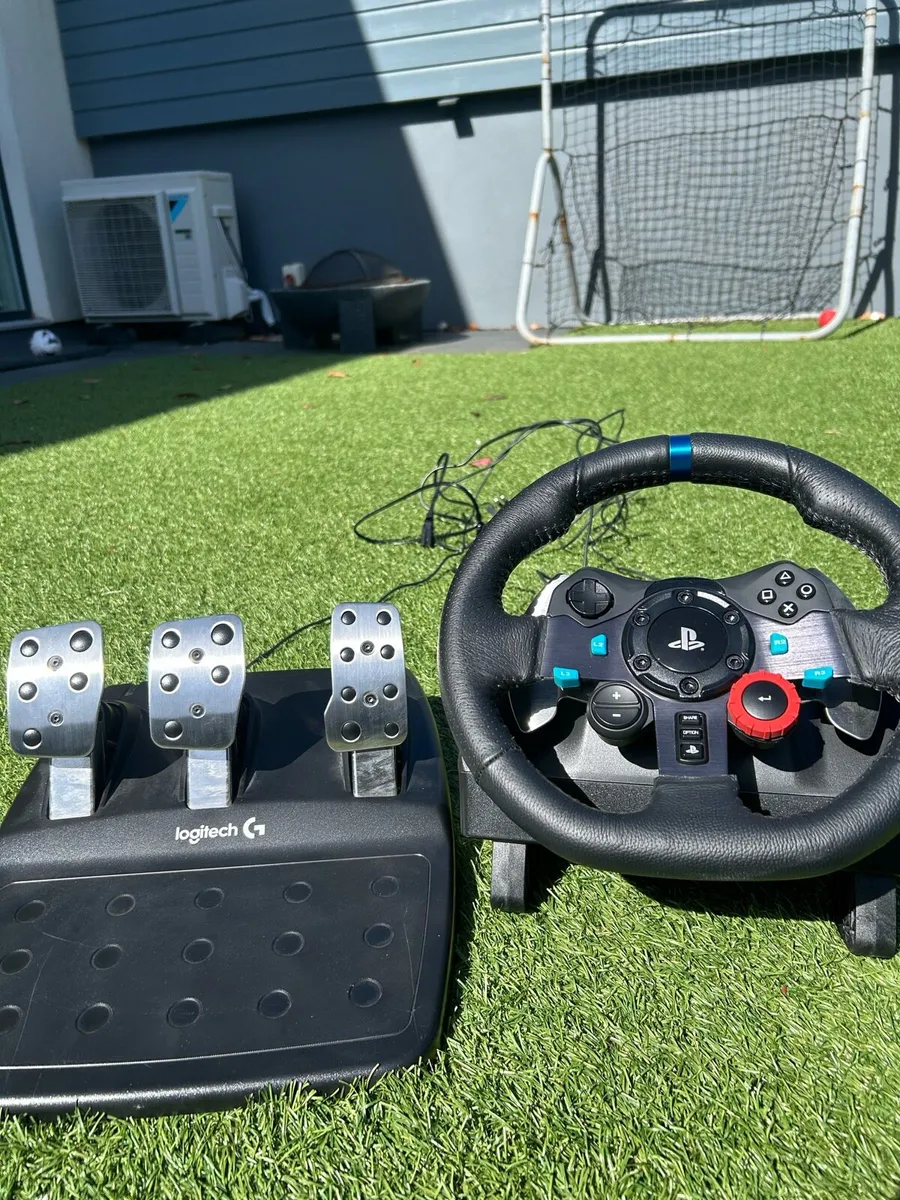 Gaming racing wheel and pedals - Image 1