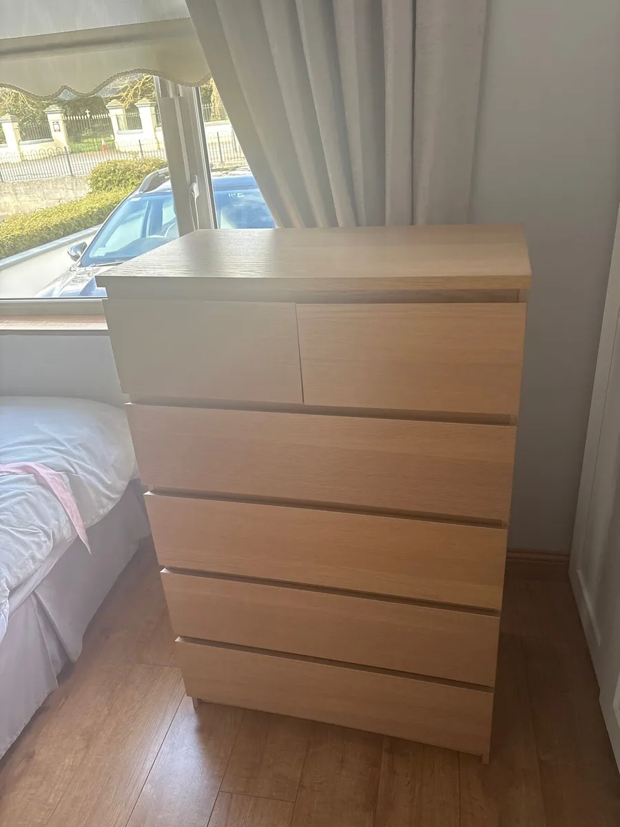Chest of drawers and 1 bedside locker - Image 1