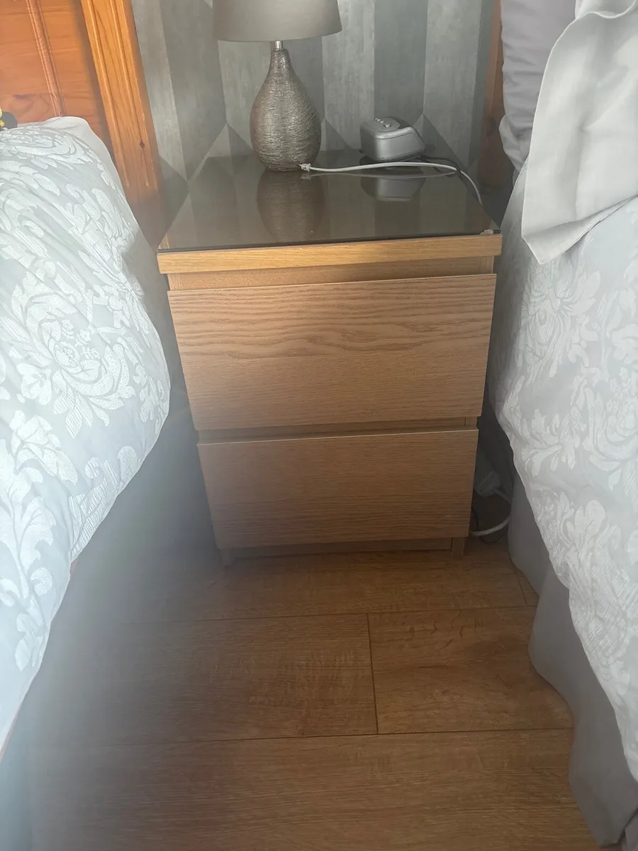 Chest of drawers and 1 bedside locker - Image 2