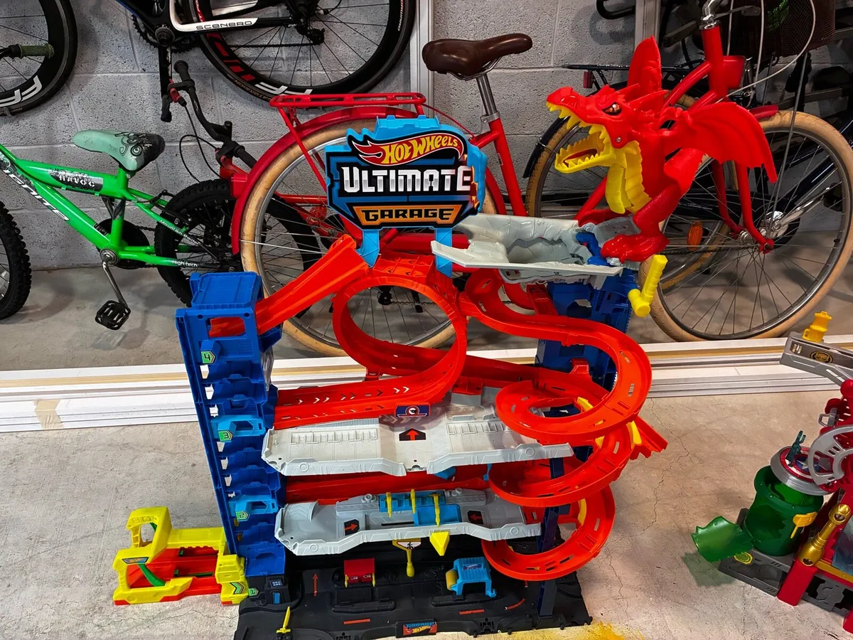 FREE***** Hot Wheels Garage - Image 1