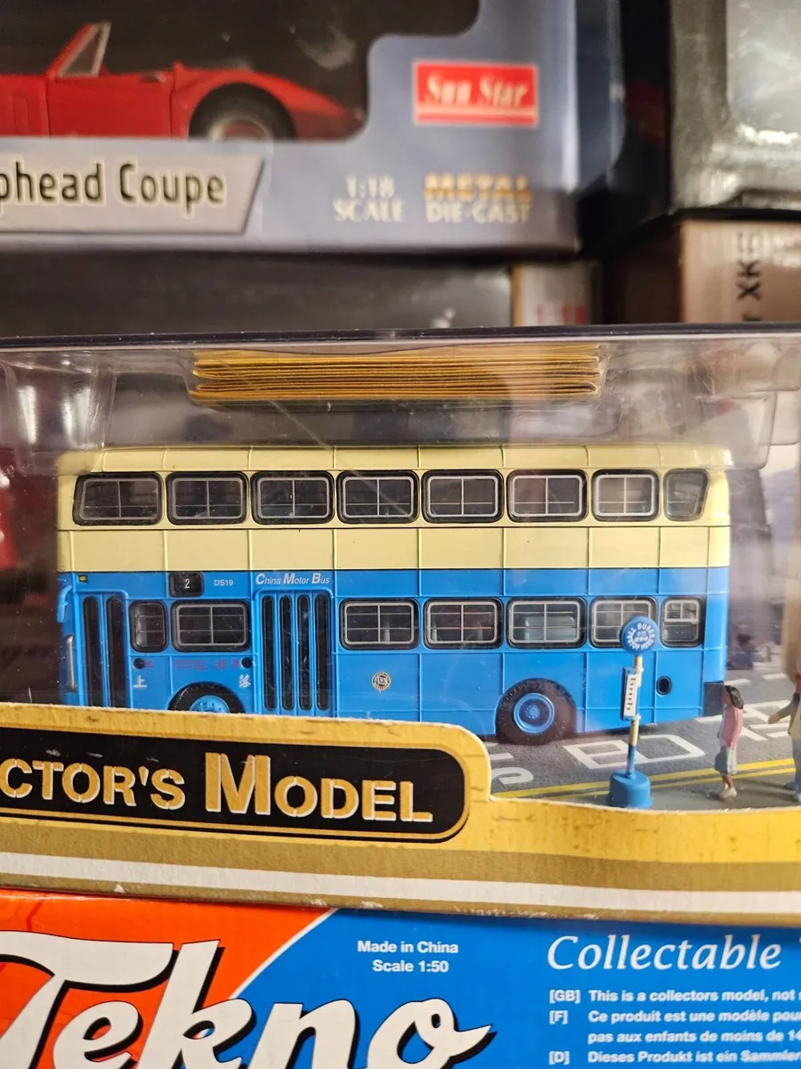 Corgi Bus with Bus Stop Passengers - Image 1