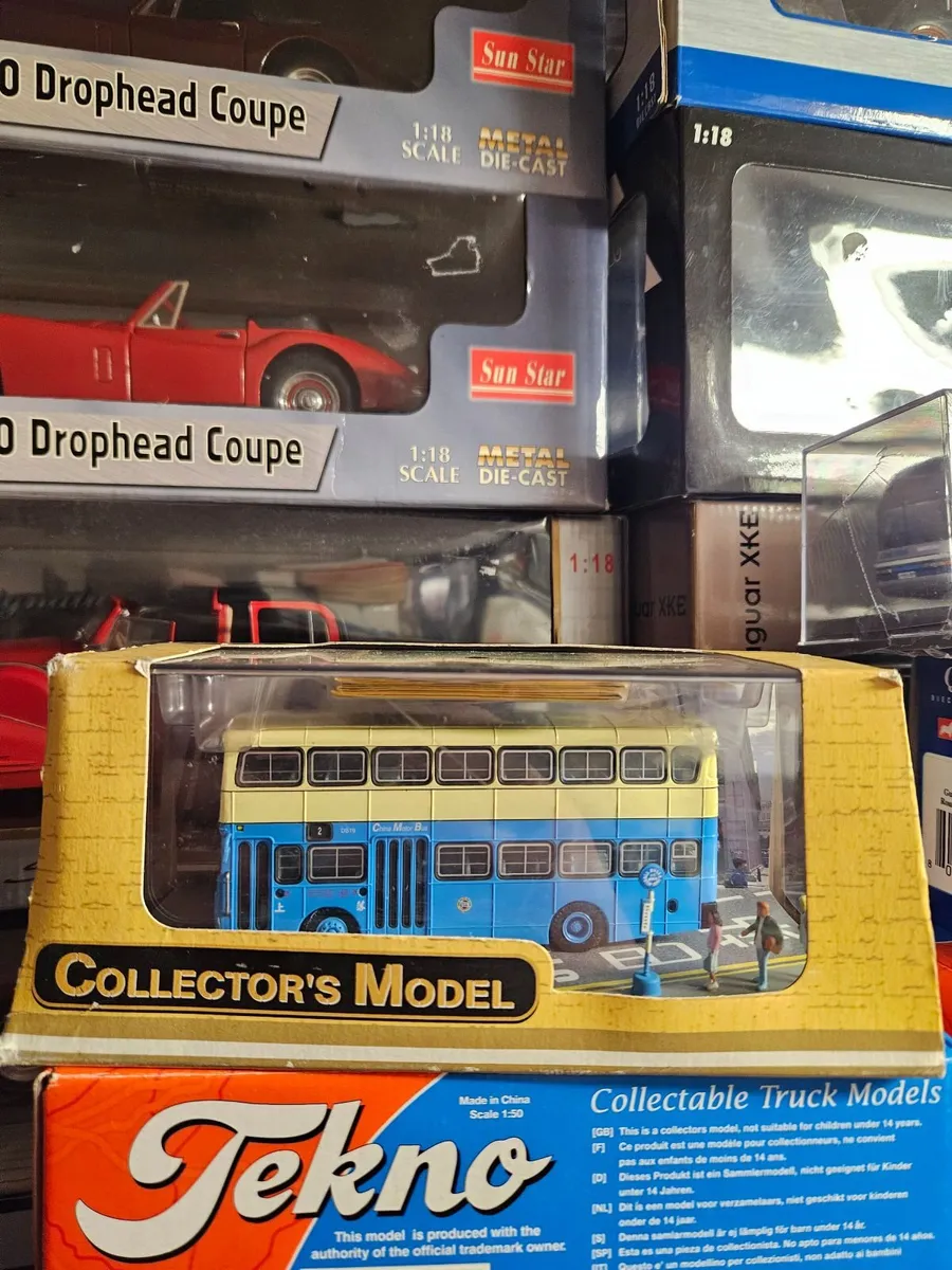 Corgi Bus with Bus Stop Passengers - Image 2