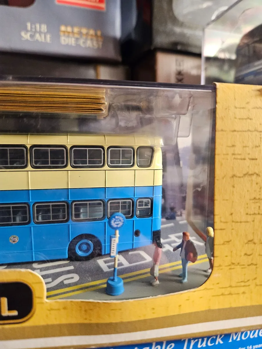 Corgi Bus with Bus Stop Passengers - Image 3