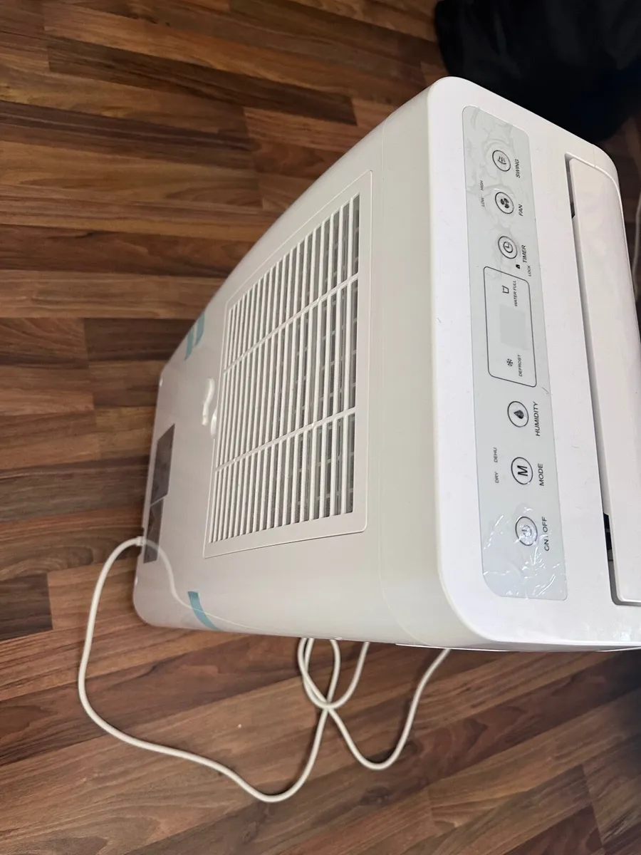 LOGIK L20DH24 Dehumidifier (White) – Like New - Image 3