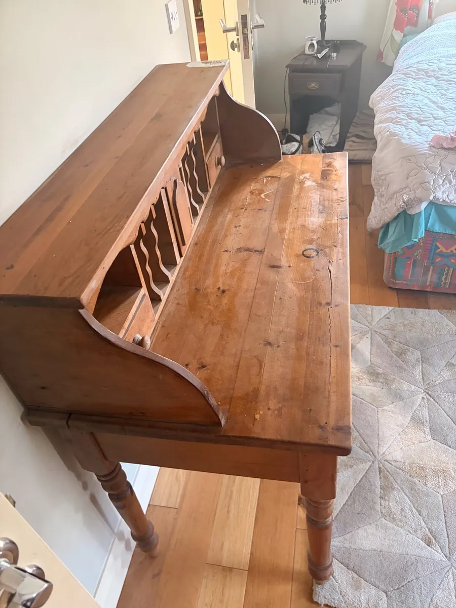 Antique desk - Image 1