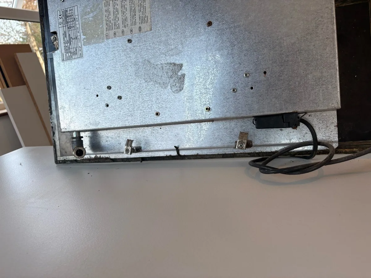 Gas on glass hob - Image 2