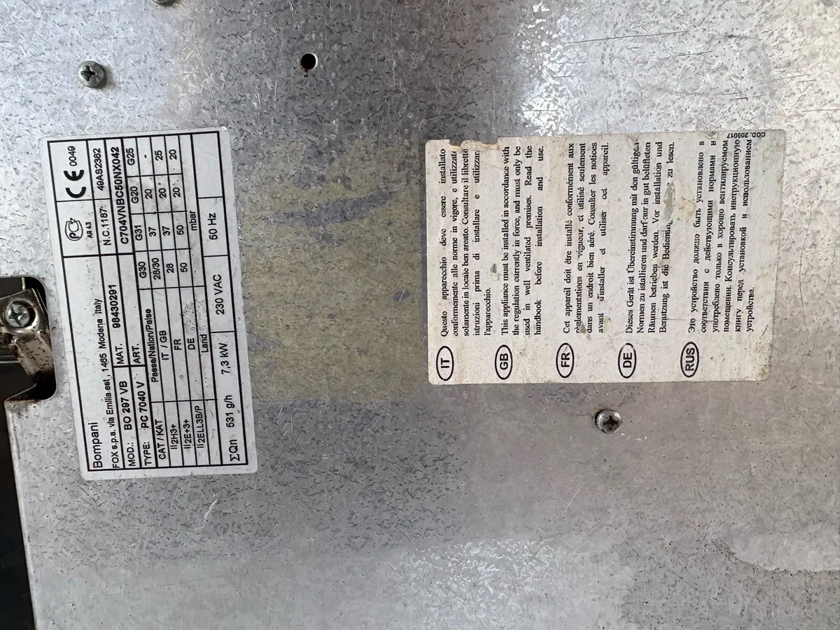 Gas on glass hob - Image 3