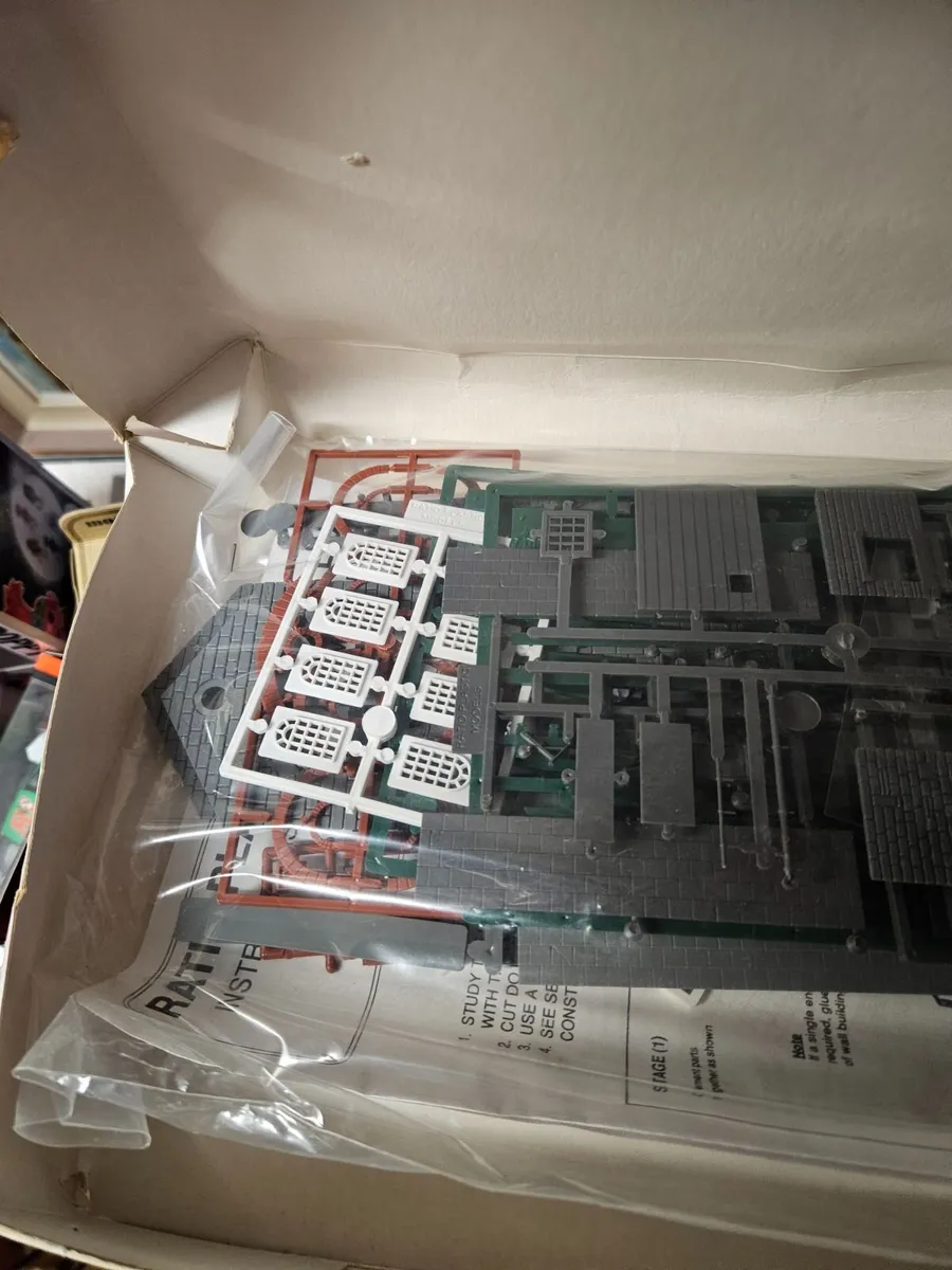 Hornby Ratio OO Gauge Engine Shed - Image 3