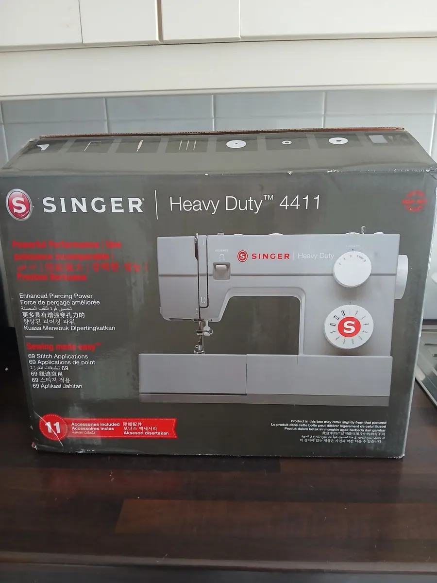 Singer heavy duty 4411 sewing machine - Image 2