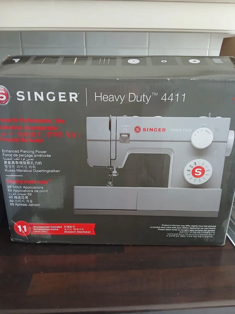 Singer heavy duty 4411 sewing machine - Image 3