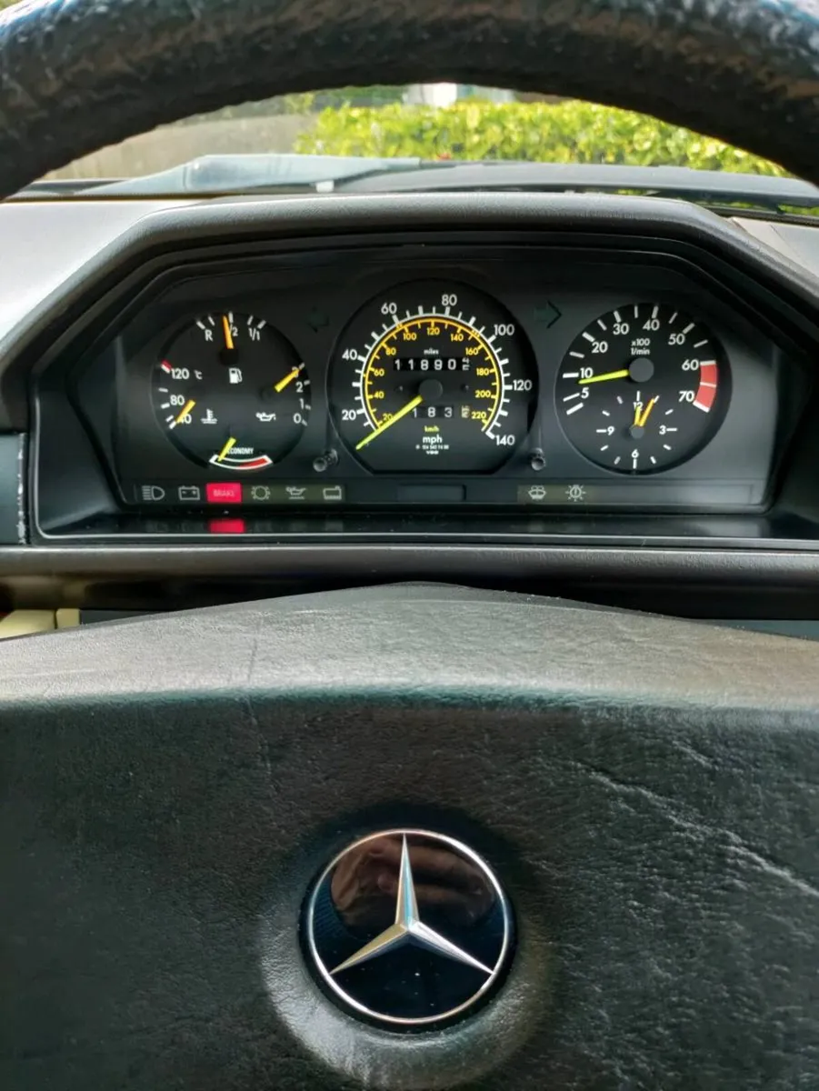 Mercedes Benz . - Image 2