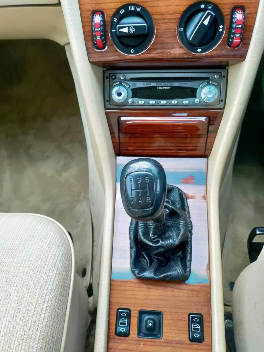 Mercedes Benz . - Image 4