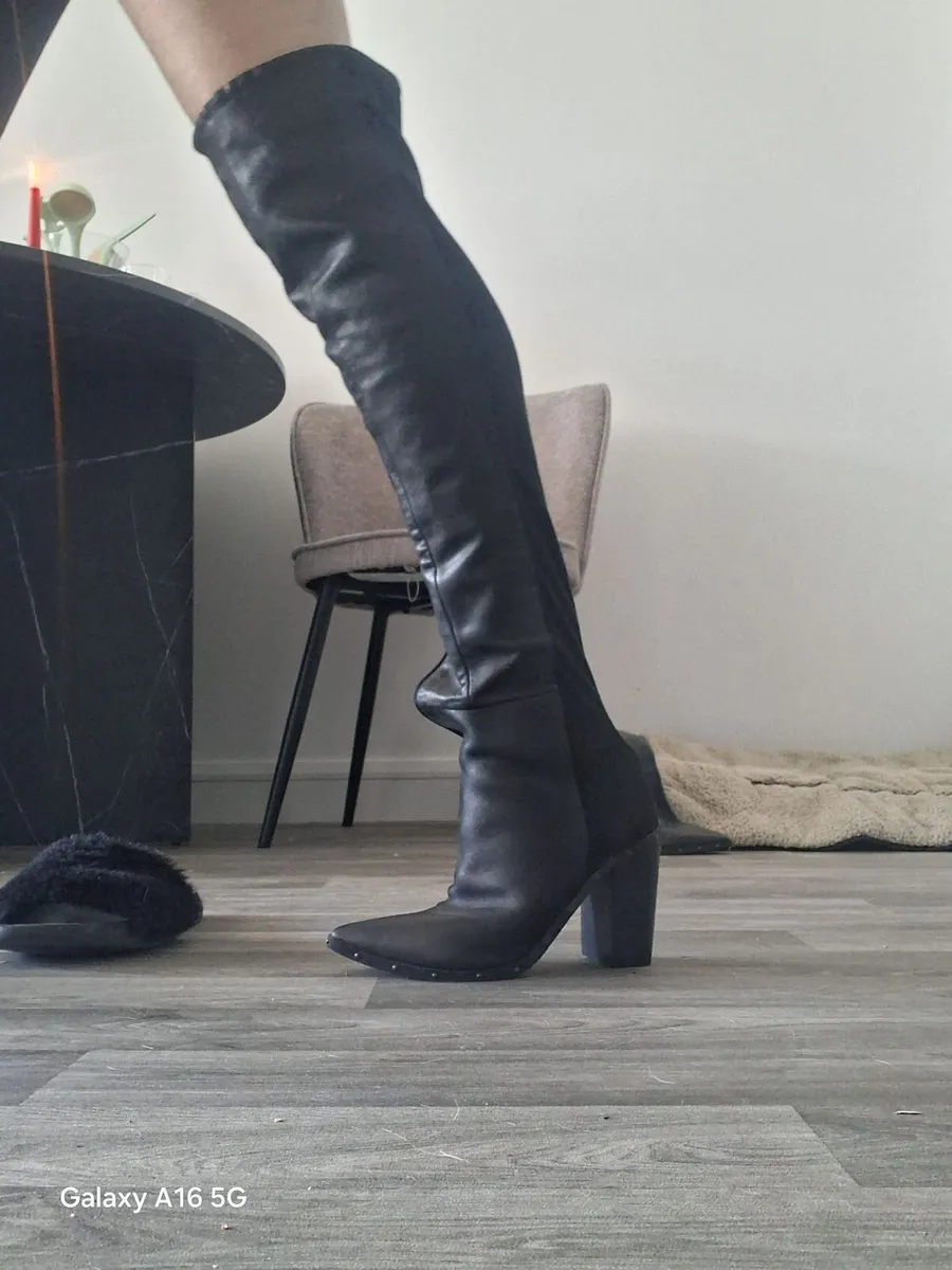 Over kneew shoe - Image 1