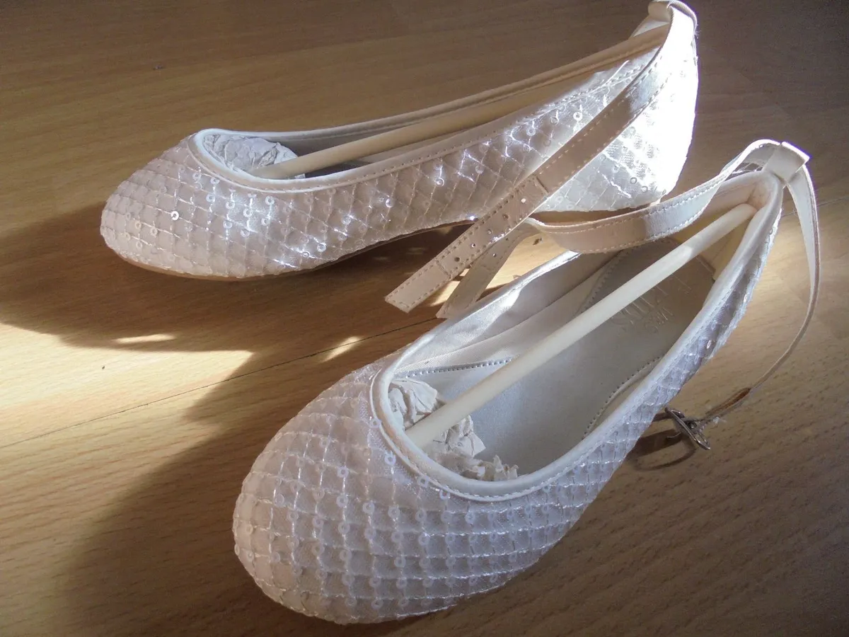 New Occasional girls shoes, size 1 - Image 1