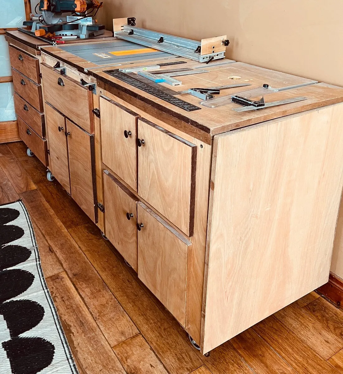 Saw bench wooden on wheels - Image 1