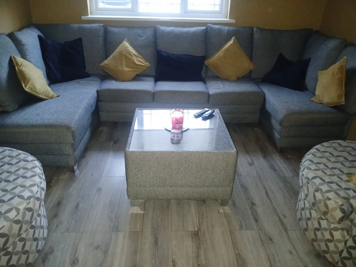 Corner sofa and two swivel chairs - Image 1