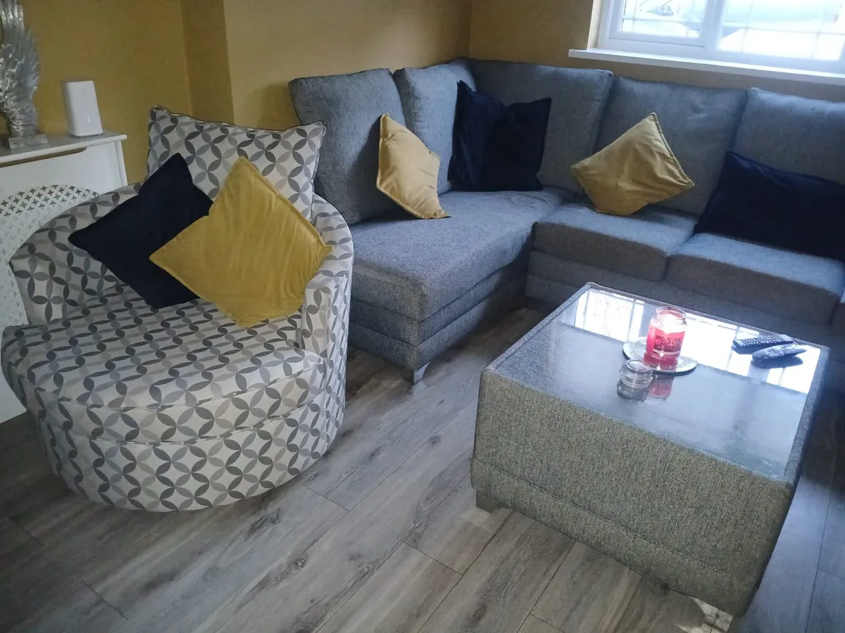Corner sofa and two swivel chairs - Image 2