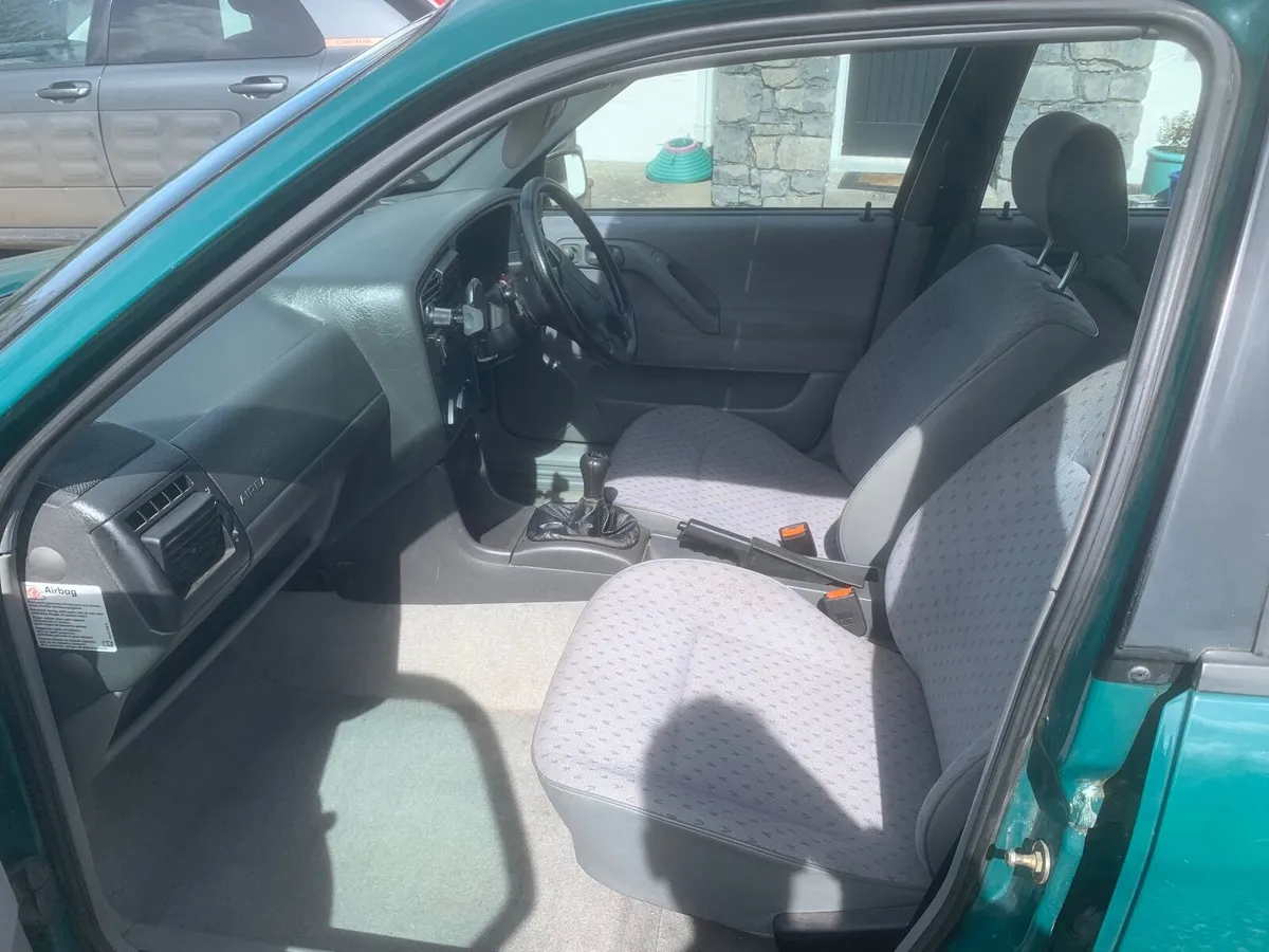 Volkswagen Passat 1995 2.0 Petrol Manual - Image 2