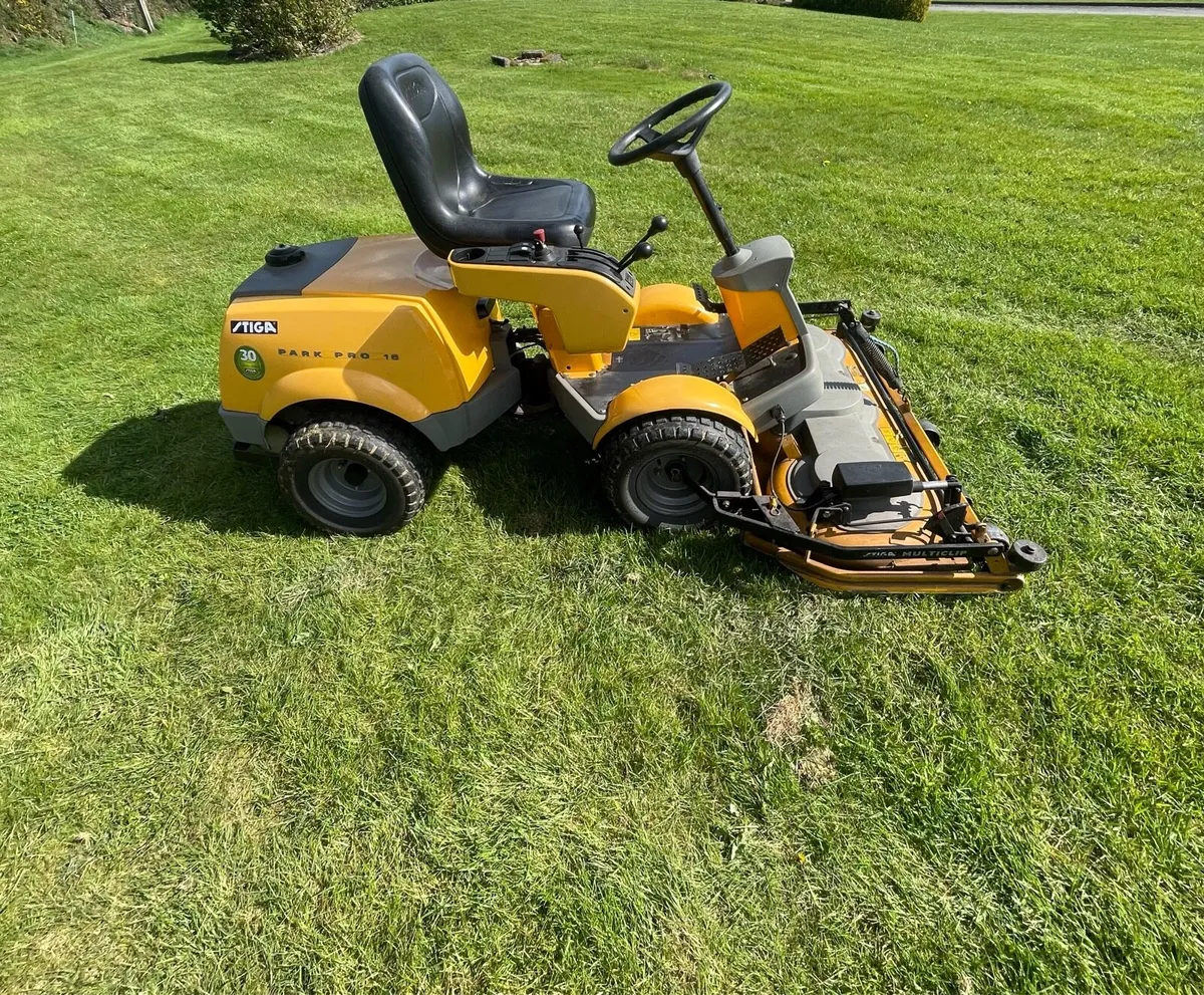 Ride on lawnmower - Image 1