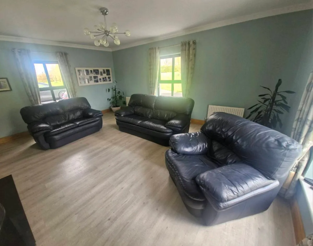 Three piece suite - Image 1