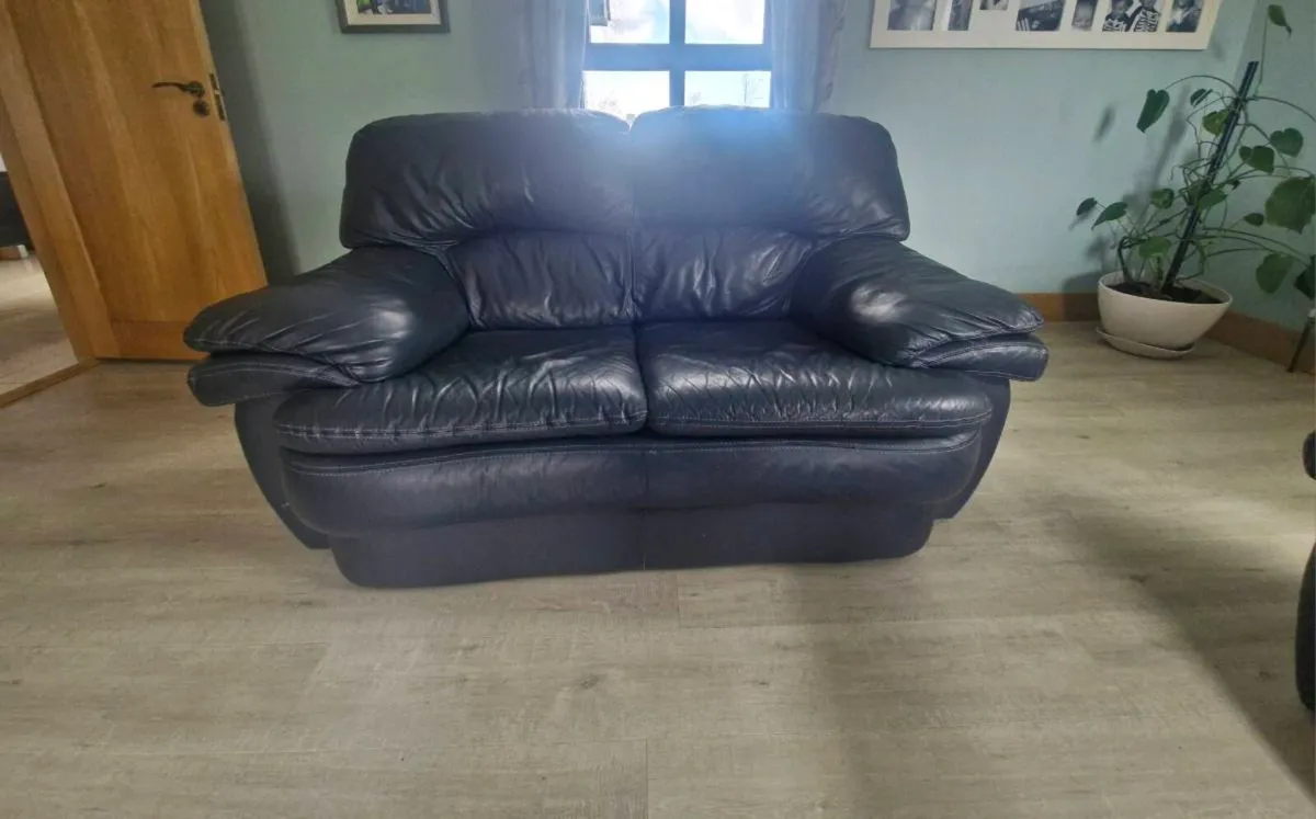 Three piece suite - Image 4