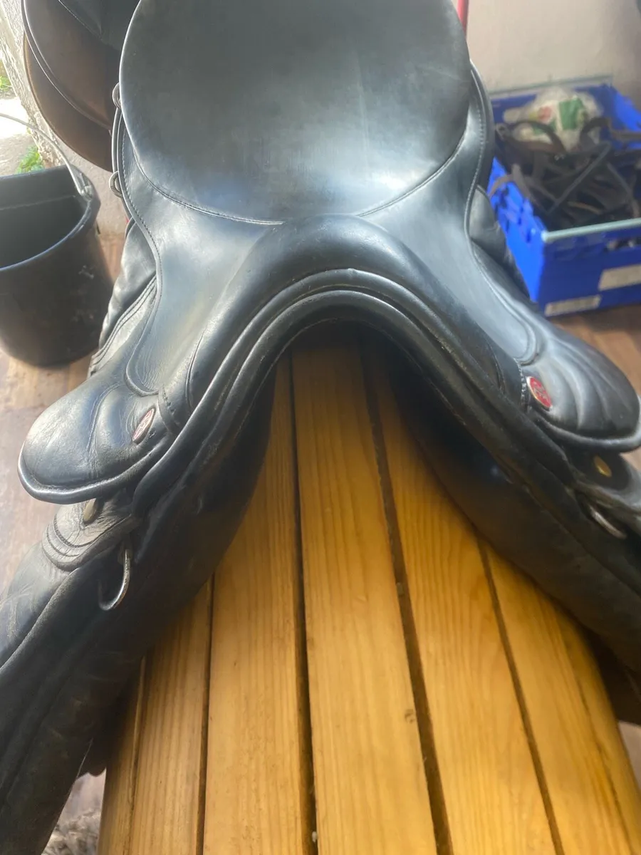 Kings black leather 17” narrow saddle - Image 4