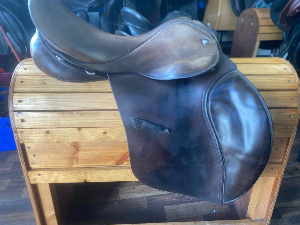 Falcon 17” brown leather saddle - Image 1