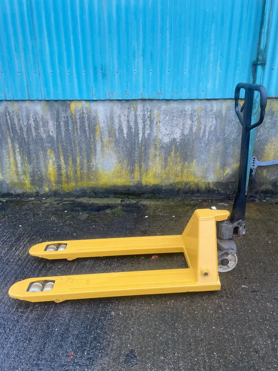 Pallet truck - Image 1